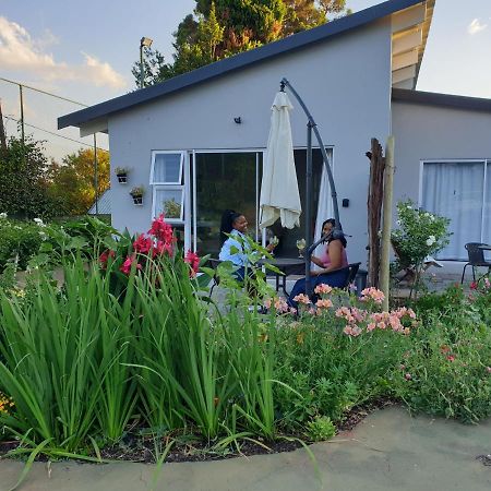 Pine Park Garden Cottages ヨハネスブルグ エクステリア 写真